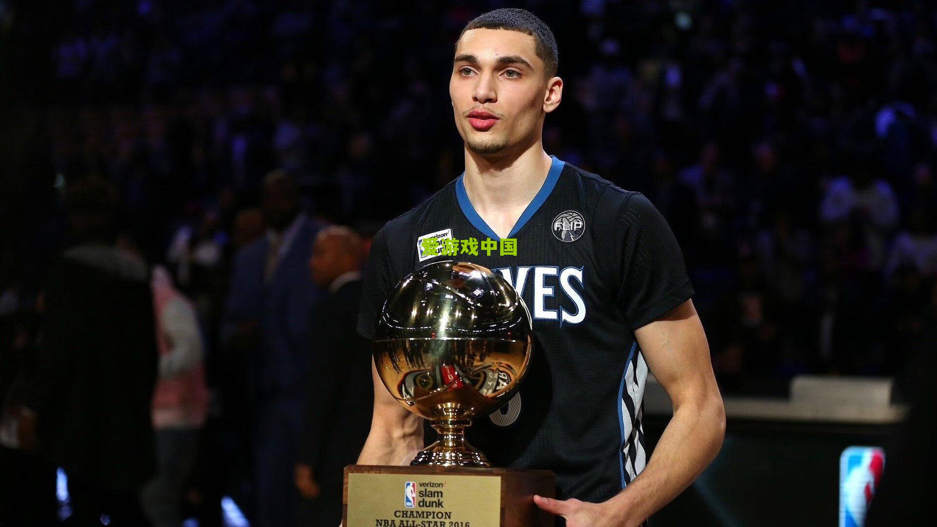 安菲尔德之夜，加拉塔萨雷球迷展示巴勒斯坦旗帜，足球场域再成表达舞台