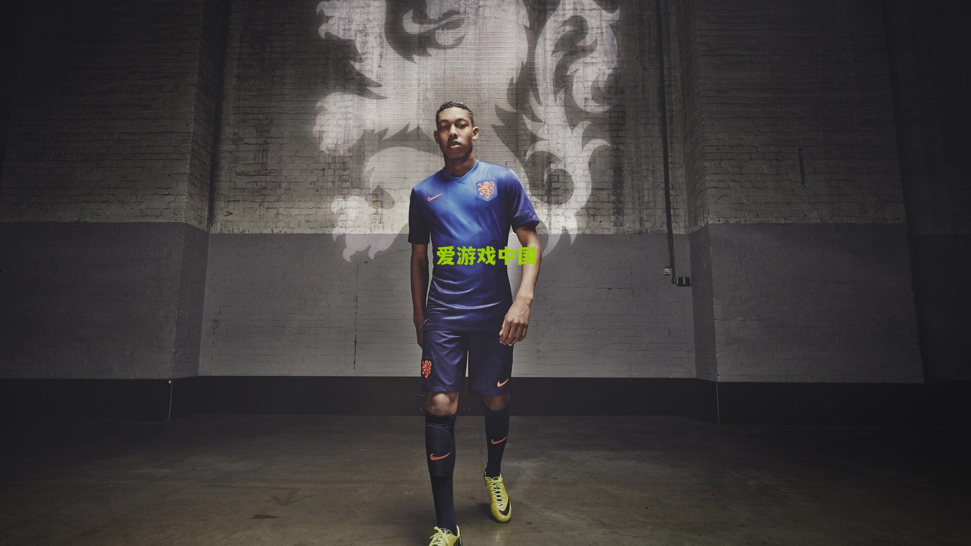 安菲尔德之夜，加拉塔萨雷球迷展示巴勒斯坦旗帜，足球场域再成表达舞台